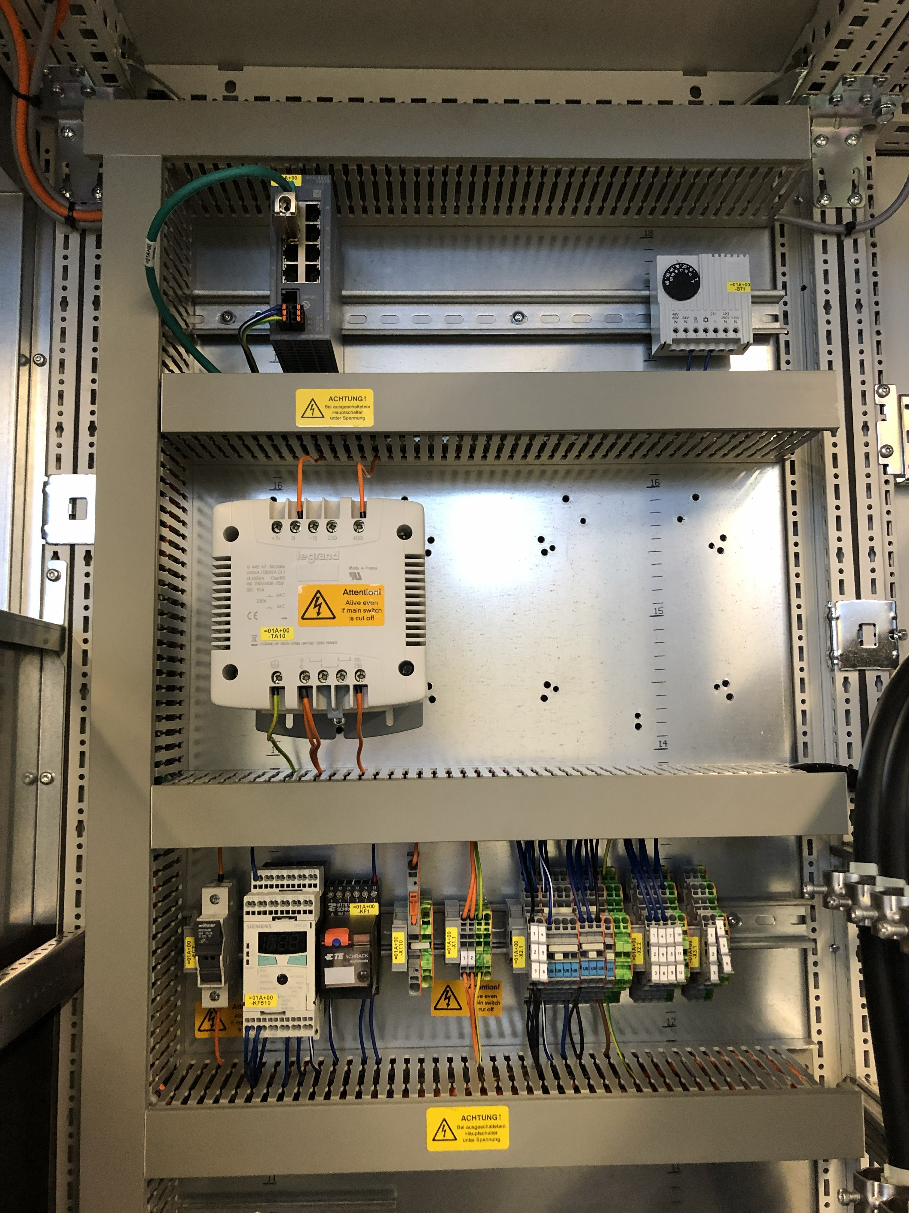 Schaltschrank im Aufbau mit DIN-Schienen, Schuetzen und Netzwerk-Switch