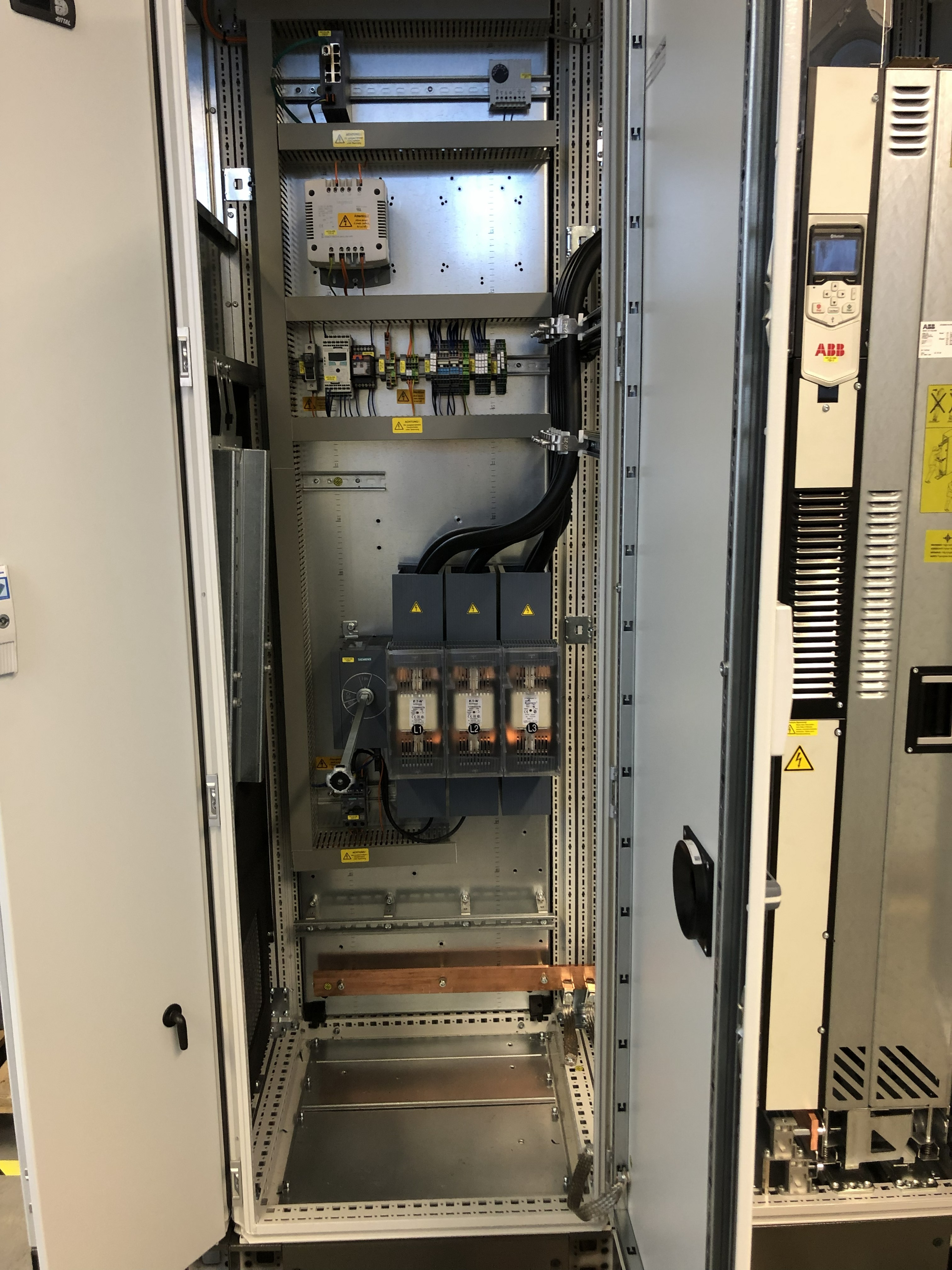 Schaltschrank im Aufbau mit Antriebstechnik, Steuerungskomponenten und strukturierter Verdrahtung