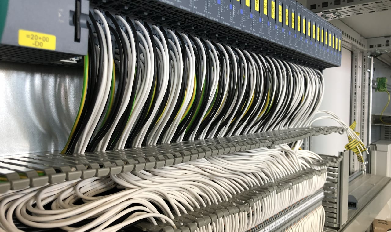 Beschriftete Klemmen, I/O-Baugruppen und sauber zugeordnete Verdrahtung im Schaltschrank
